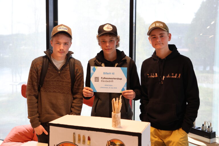 Noa Haugli Pedersen, Fabian Persson og Linus Rudberg i elevbedriften Eidskog BTS vant den ene av to plasser i fylkesmesterskapet i elevbedrift på Lillehammer 27. mai.