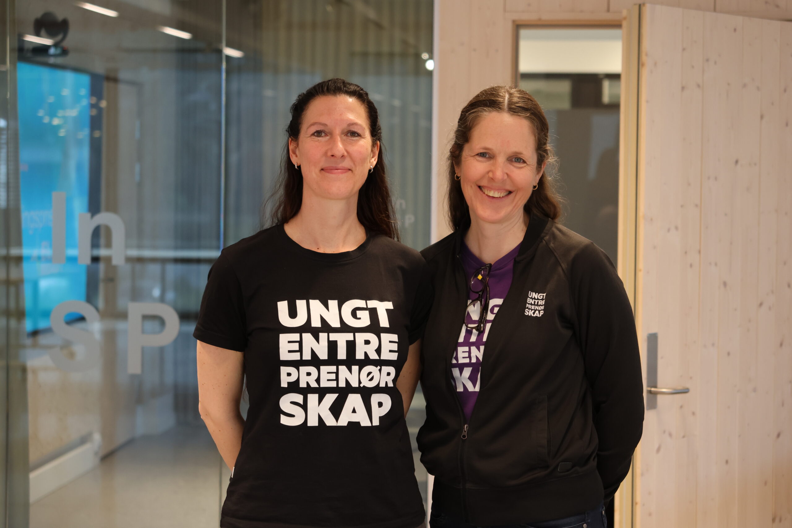 Rikke Breiby og Inger Elin Nes Hjelle i Ungt entreprenørskap forteller at målet på sikt er å kunne skape et regionalt skolemesterskap i elevbedrift.