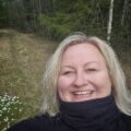 Toini Johnsen Møllerbråten, pedagogisk leder i Eidskog Naturbarnehage, sier det er overraskende og spennende å være blant de 20 nominerte til prisen "Årets barnehage".
