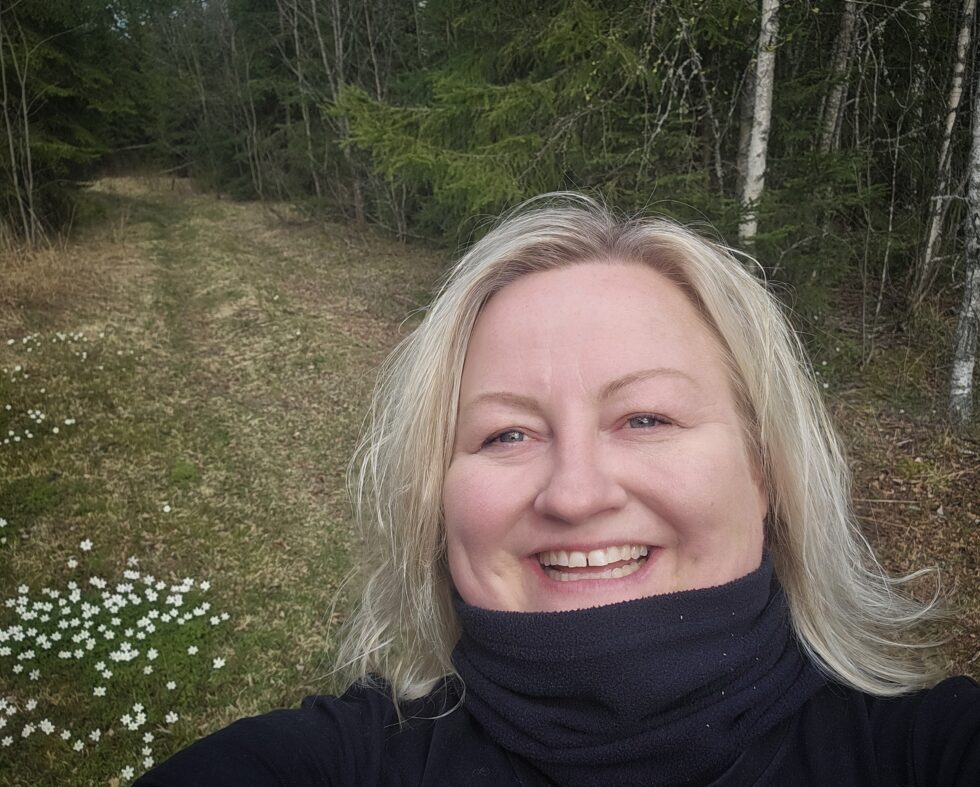 Toini Johnsen Møllerbråten, pedagogisk leder i Eidskog Naturbarnehage, sier det er overraskende og spennende å være blant de 20 nominerte til prisen "Årets barnehage".