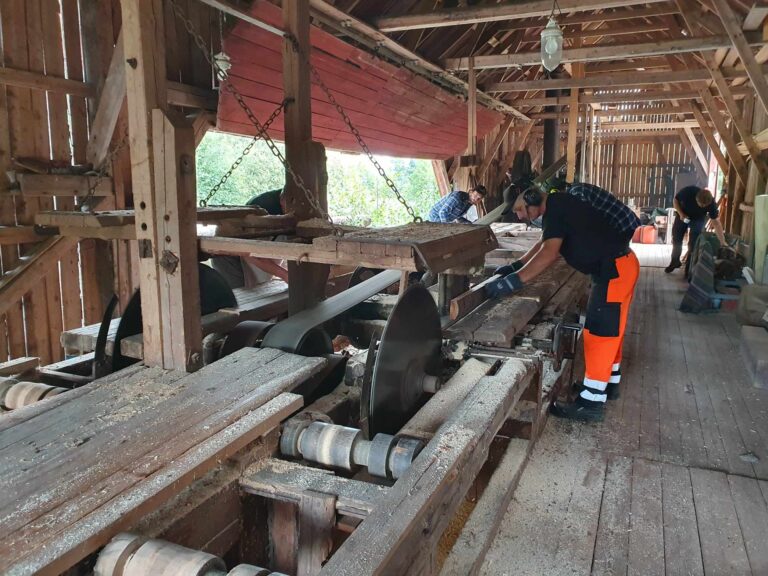 Den gamle dampsaga er av typen dobbel sirkelsag. På lørdag kan publikum oppleve Gaustadsjøsaga i drift.