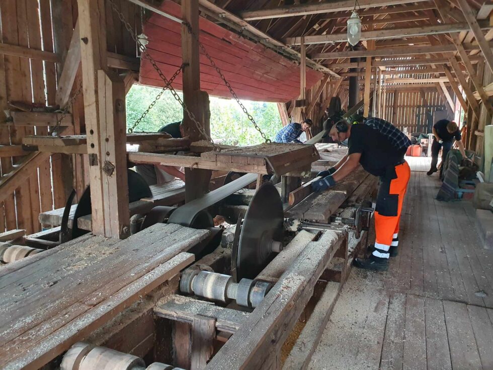 Den gamle dampsaga er av typen dobbel sirkelsag. På lørdag kan publikum oppleve Gaustadsjøsaga i drift.