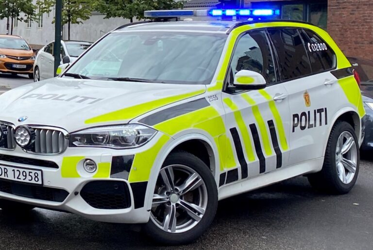 En bil har havnet på taket på Austmarkavegen. Politiet er på stedet.