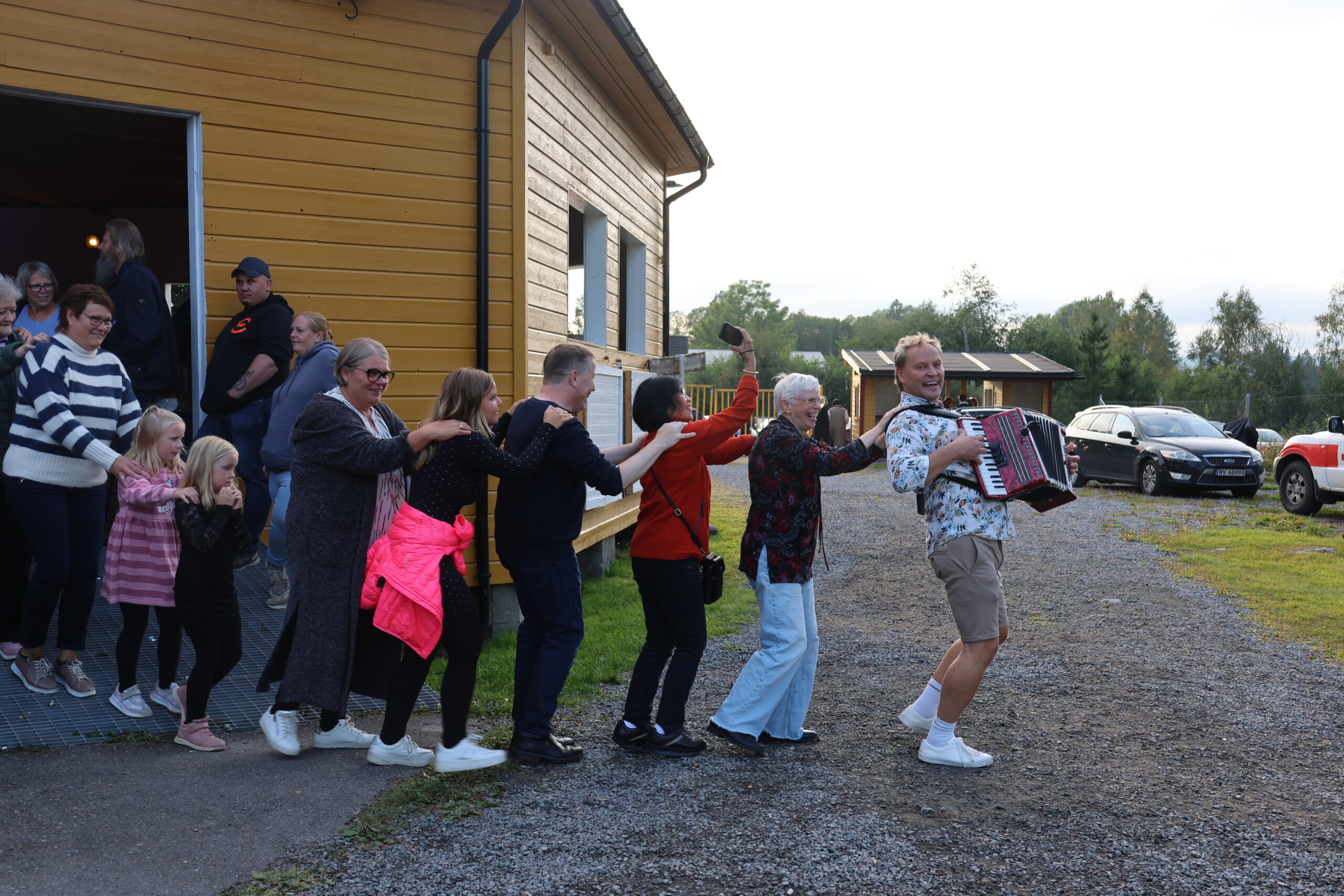 Odd Arne Sørensen ledet an Jenka-dansen som gikk gjennom hele Skøttruparken i fjor.