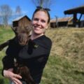 Mette Djønne Dahle, frilansjournalist i Mitt Eidskog og fersk sauebonde sammen med lille Theodor.