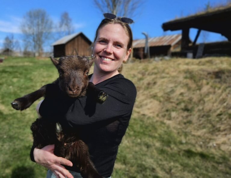 Mette Djønne Dahle, frilansjournalist i Mitt Eidskog og fersk sauebonde sammen med lille Theodor.