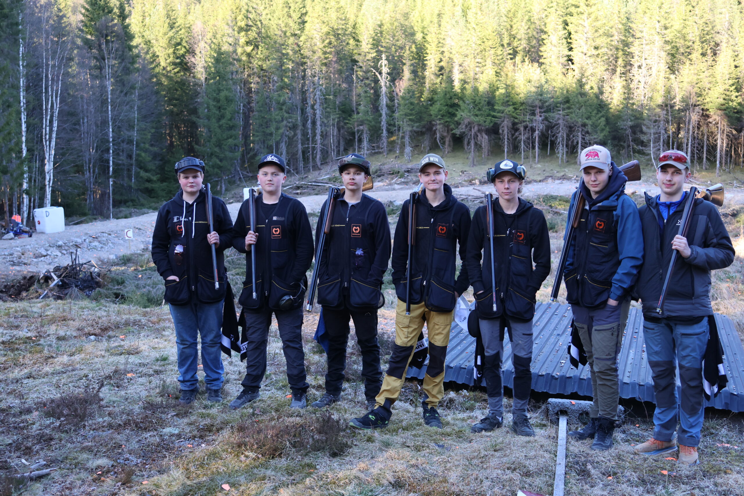 Hermann W. Jøvhaugen (f.v.), Haakon Stolpe, Ole Vidar Kristiansen, Linus Rudberg, Fabian Persson, Olav Bergersen og Amundt Godtlund sørget for haglesalutt som innviet det oppgraderte anlegget på Revlemoen.