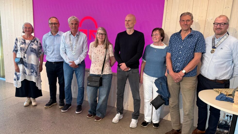Representanter fra Rotary-klubbene samlet sammen med Ståle Solbakken under arrangementet i Science Park i Kongsvinger.