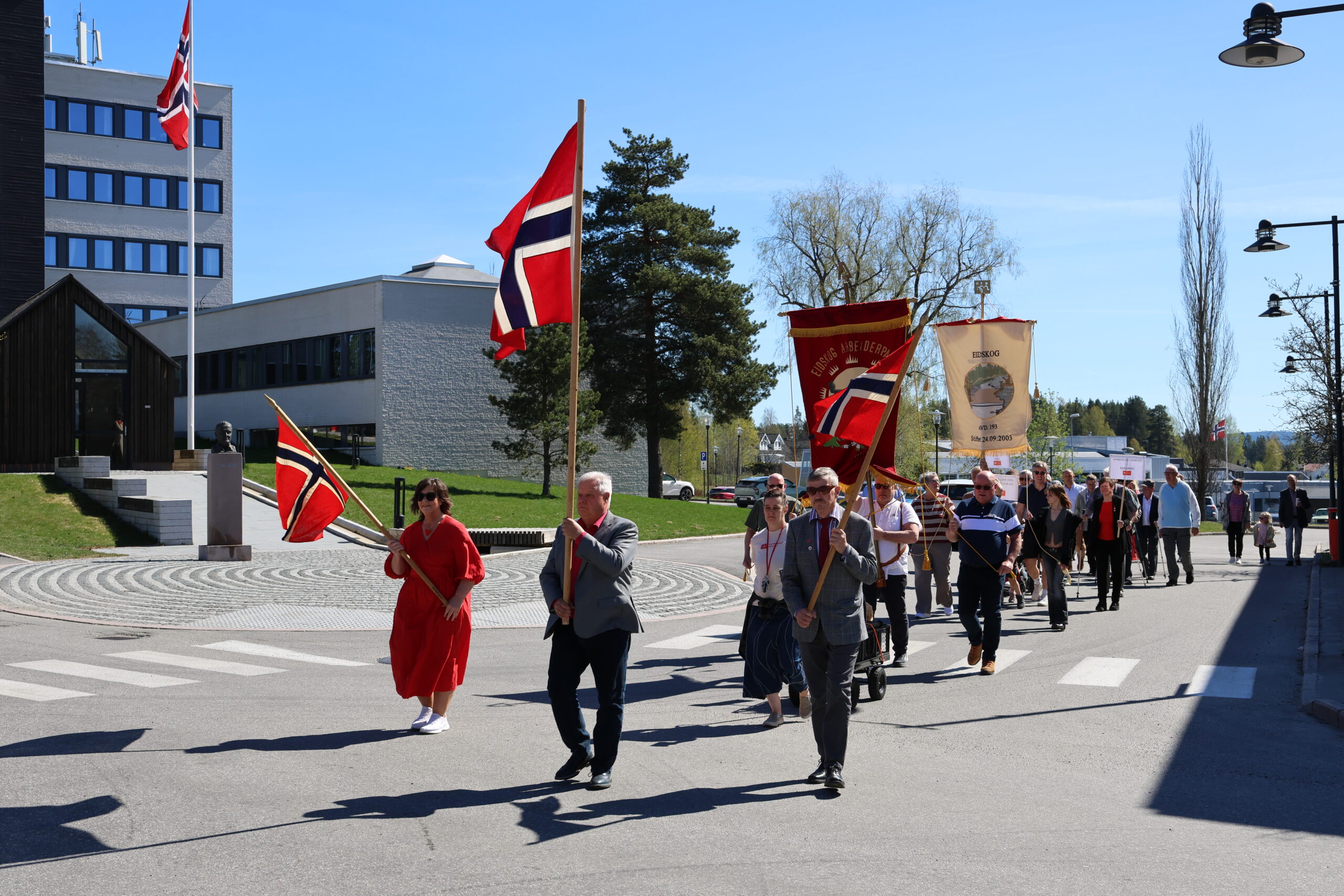 1,mai-toget på Skotterud beveget seg fra rådhuset i retning helsetunet og tilbake til rådhuset der det var taler og underholdning.