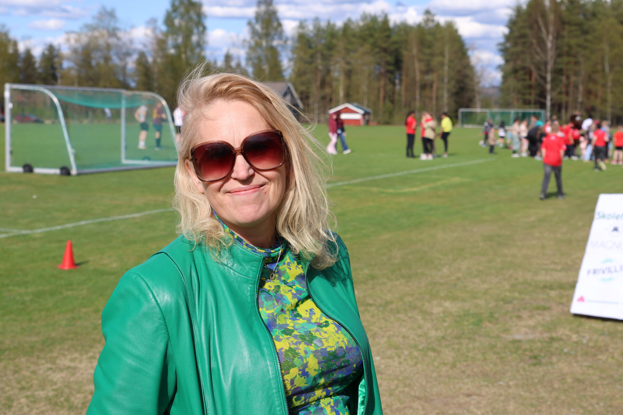 Ordfører Kamilla Thue (Ap) er glad for at kommunen har fått på plass en løsning som gir god kvalitet og som gjør at kommunen samtidig kan drive skole effektivt.