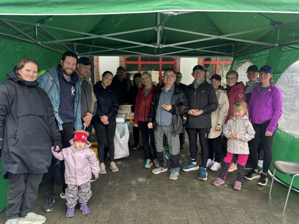 Hydro-ansatte og deres familier kunne avslutte Krystallmarsjen med varme pølser og brus i Hydros egne "pølsebu". Som et ledd i at bedriften ønsker å ha fokus på fysisk aktivitet dekker bedriften deltakeravgiften til ansatte og deres familier som ønsker å delta på Krystallmarsjen.