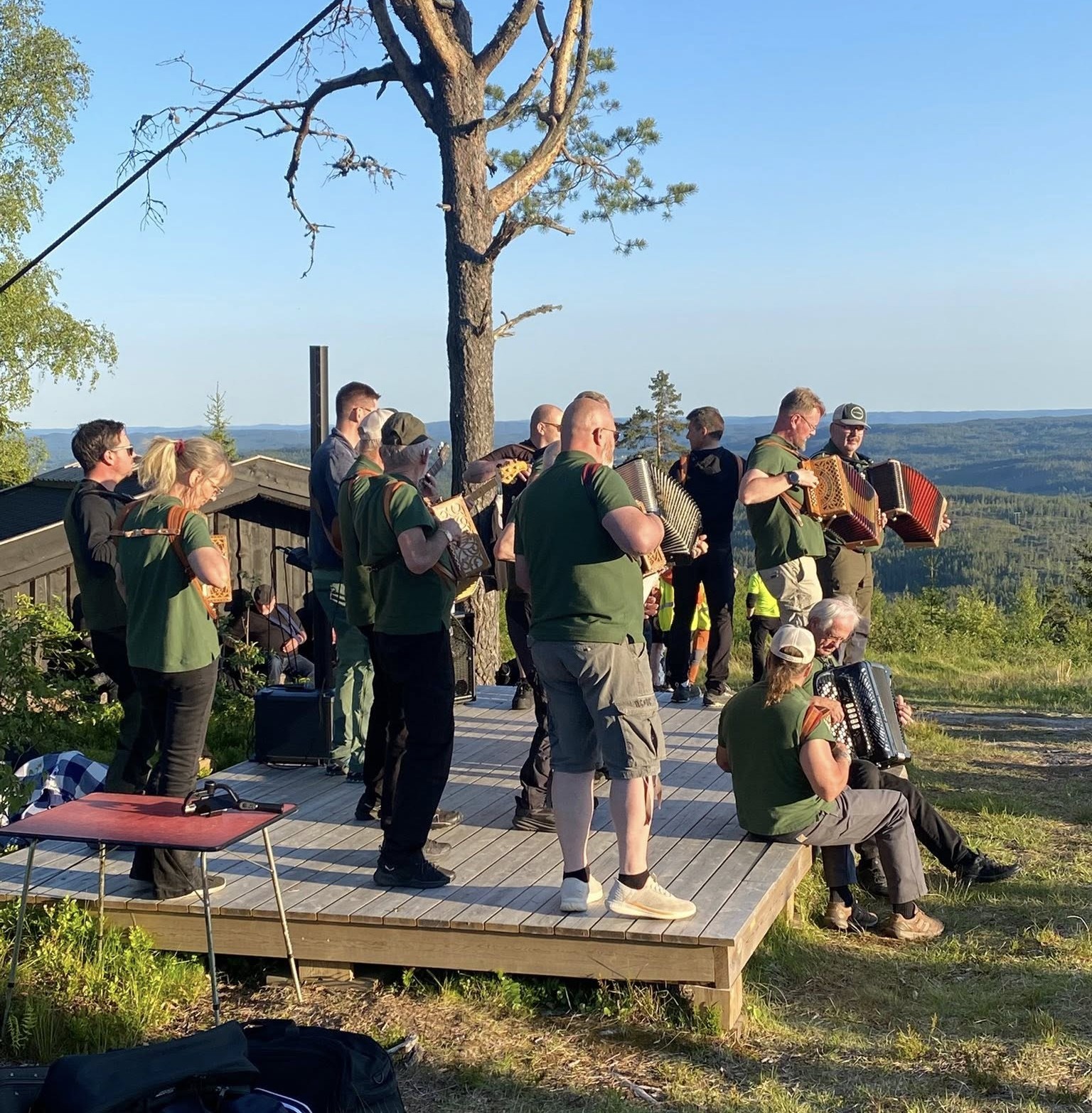 Søndre Finnskogen Spellemannslag skapte god stemning på Branntårnfestivalen i fjor, og stiller igjen i år.