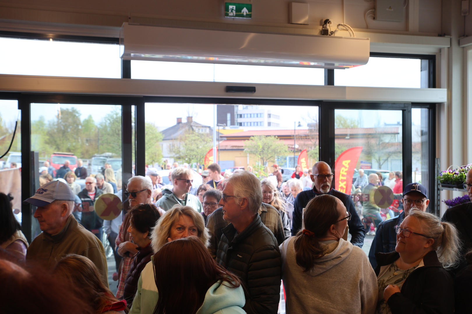 Det strømmet på med kunder som ville se nærmere på den nye dagligvarebutikken, da dørene åpnet klokka 10 onsdag.