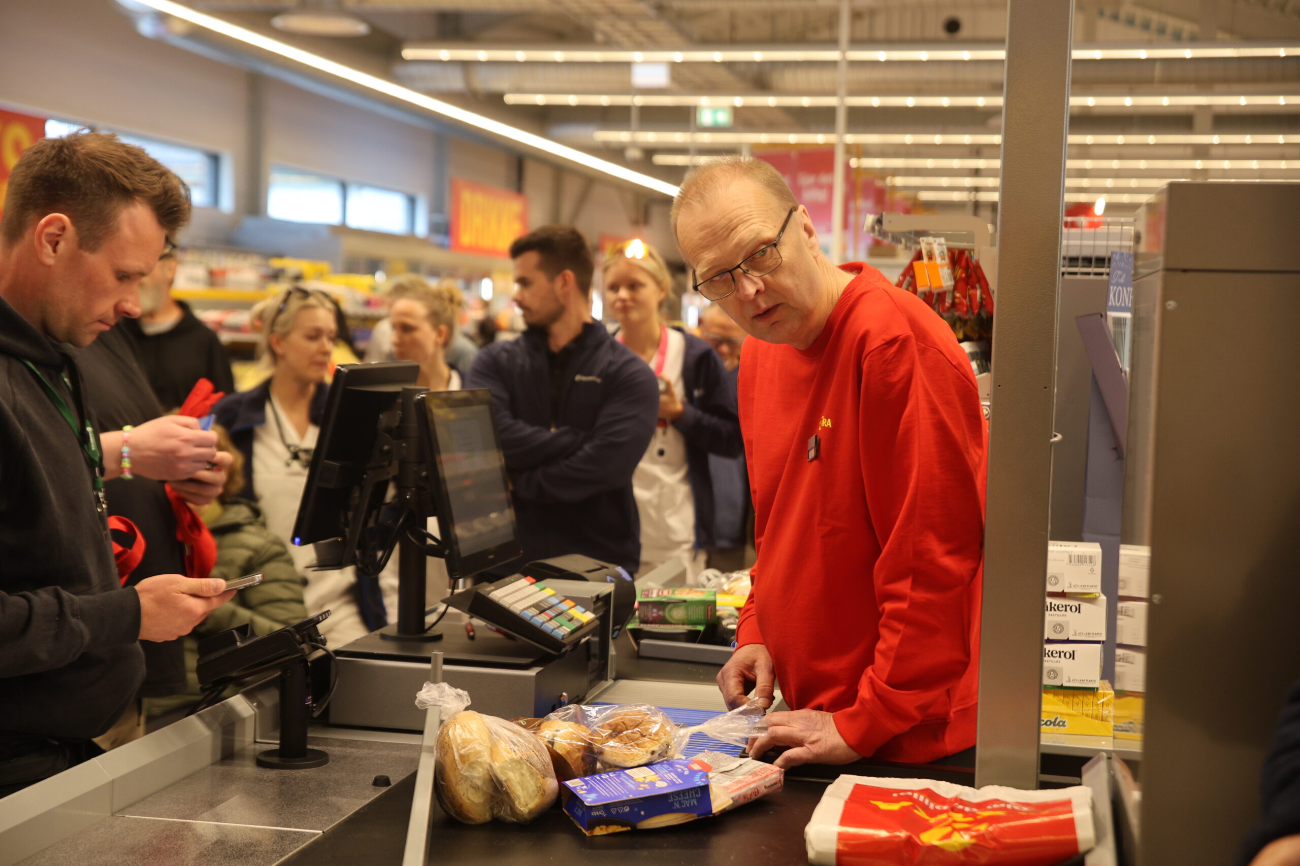 Det ble en travel start på dagen for de ansatte hos Extra Skotterud.