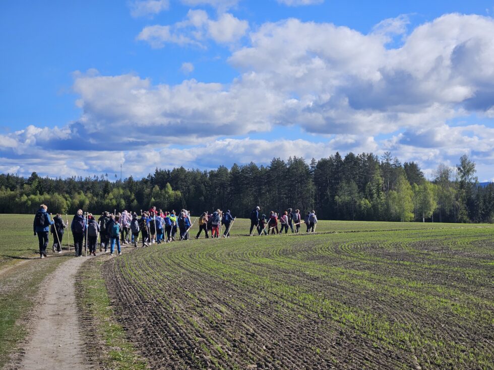 På tirsdag gikk 5.klasse sin etappe av Glåmdalsleden sammen med kapellan Ole Gustav Klevberg. Alle elever og lærere fikk utdelt hver sin pilegrimsstav på starten av turen.