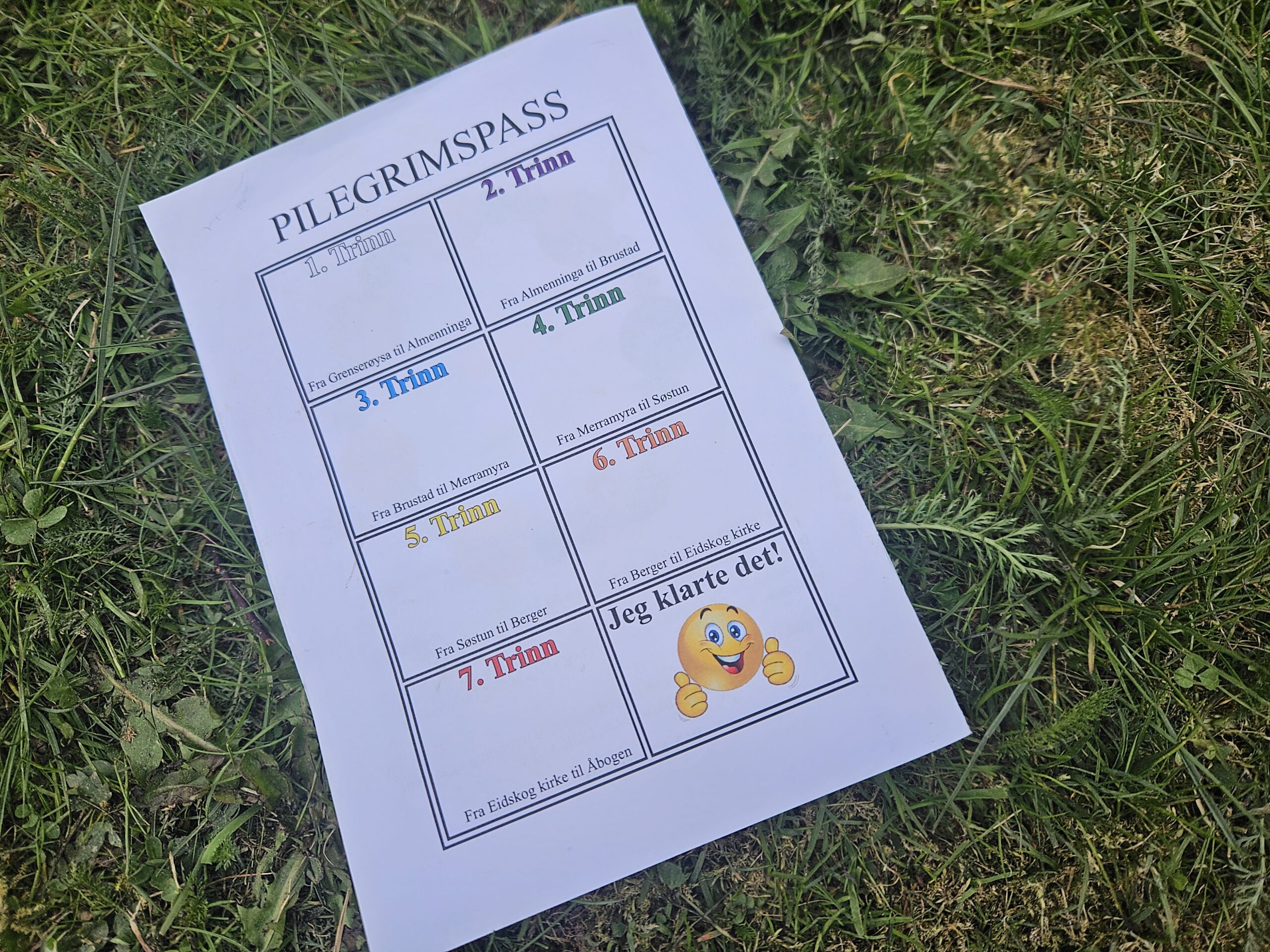 Hver elev får utdelt en pilegrimsbok, og på baksiden får de hvert år et stempel for fullført etappe i pilegrimspasset sitt.