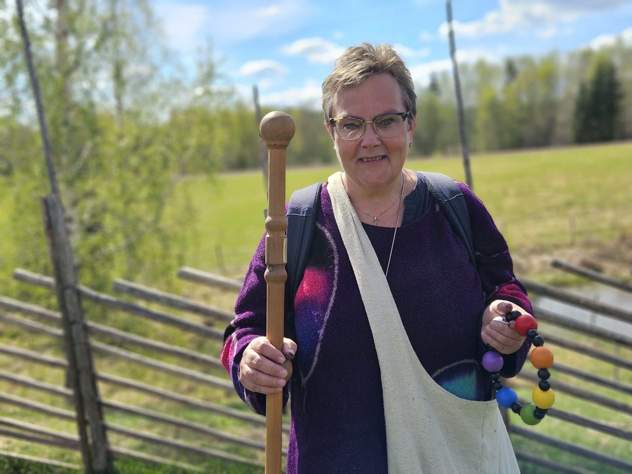 Diakon Mona Teresa Vandrer viser fram pilegrimsstaven og pilegrimskransen.