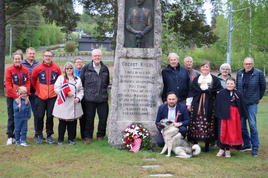 Klokka 08 hver 17. mai samles mange matrandinger ved Oberst Krebs bautaen på Matrand.