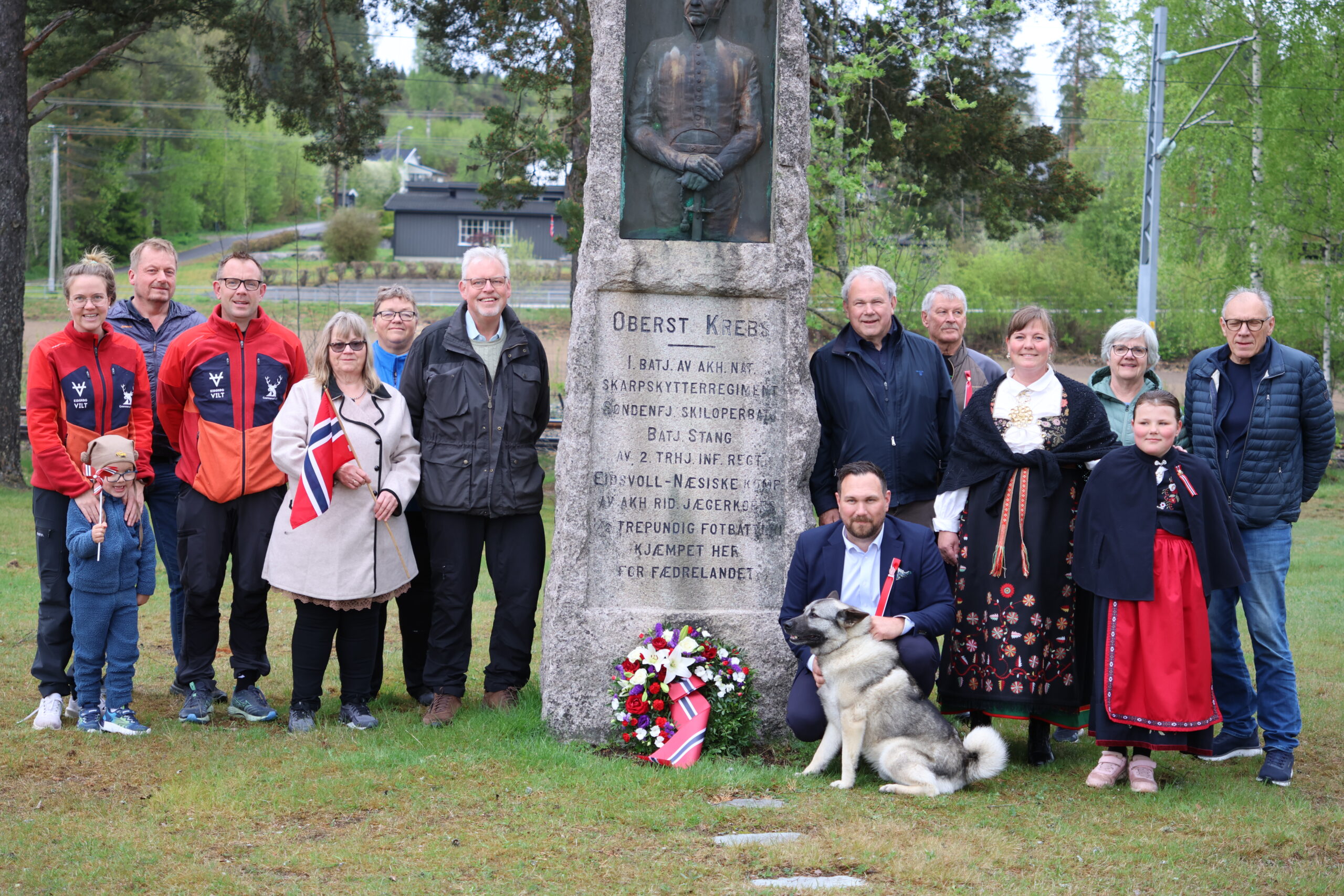 Klokka 08 hver 17. mai samles mange matrandinger ved Oberst Krebs bautaen på Matrand.