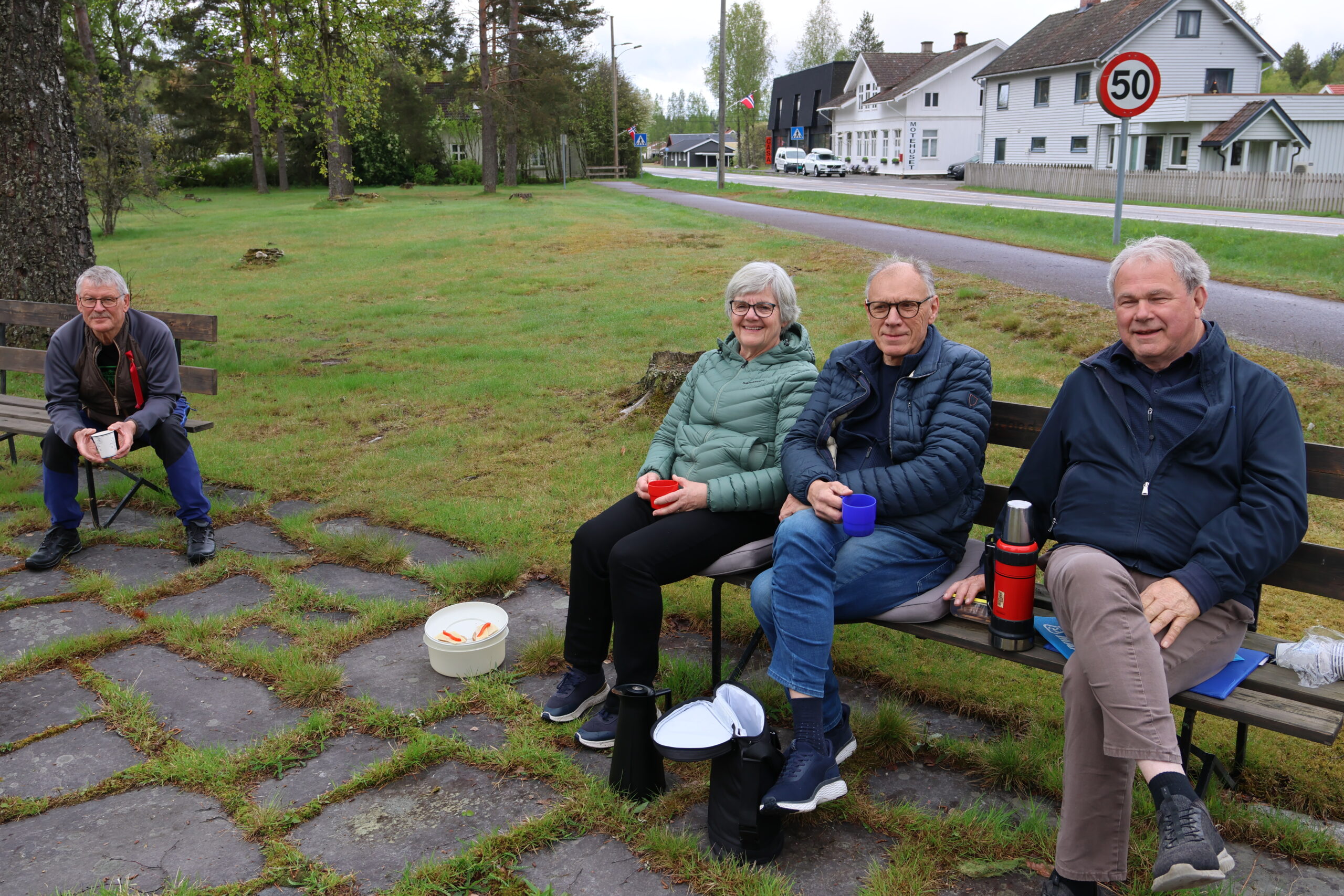 Olaf Heggedal (f.v.). Kari Kristiansen, Guttorm Kristiansen og Kjell Strand er noen av matrandingene som prøver å få med seg bekransningen av Oberst Krebs bautaen i parken på Matrand hver eneste 17.mai.