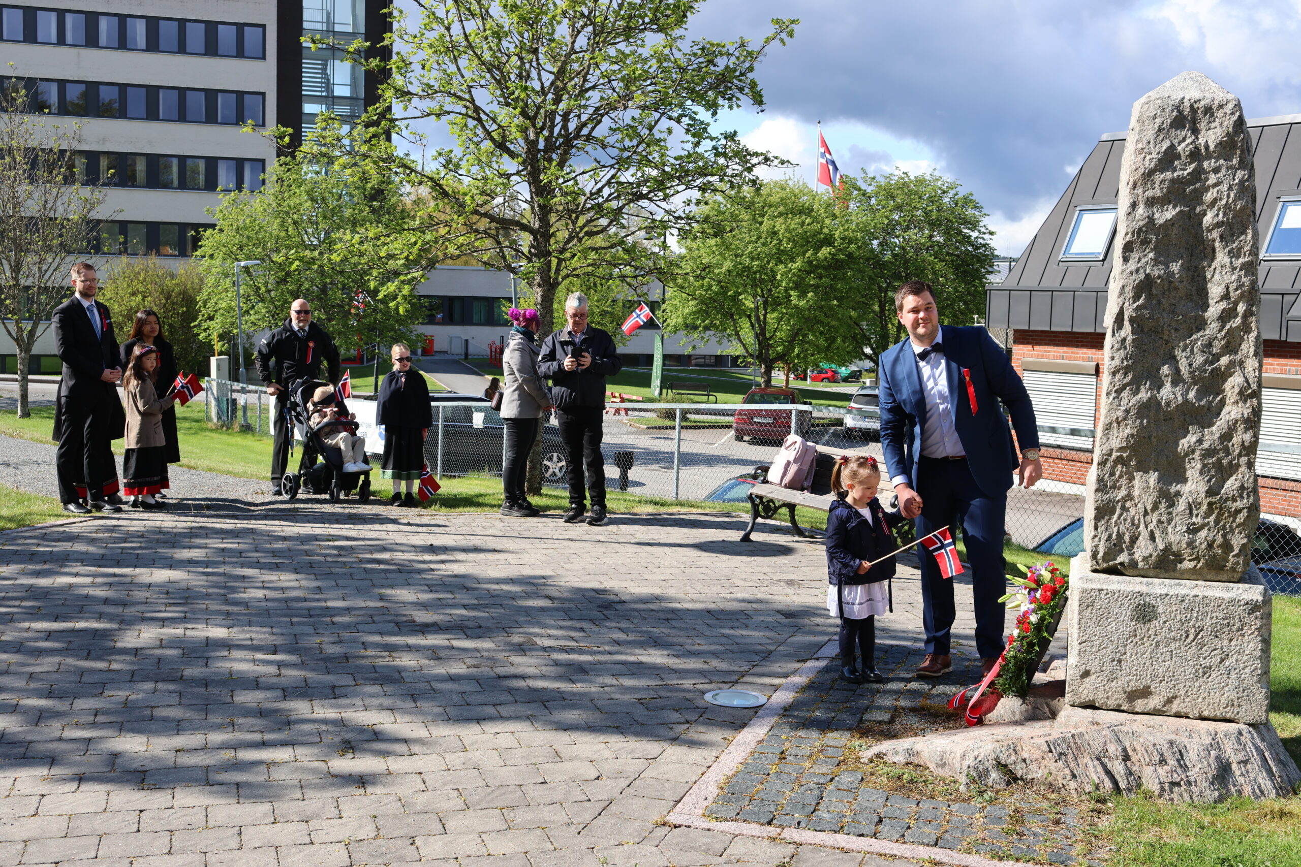 På Skotterud er det foreldrene ved Skotterud skole som har ansvaret for å legge ned krans på Oberst Krebs bautaen. I år var det Stig Dahl som hadde det ærefulle oppdraget. Han fikk god hjelp av datteren Henriette Teksum Dahl.