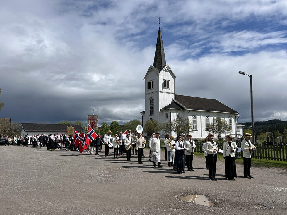 Vestmarka Hornorkester i front av 17.mai-toget.