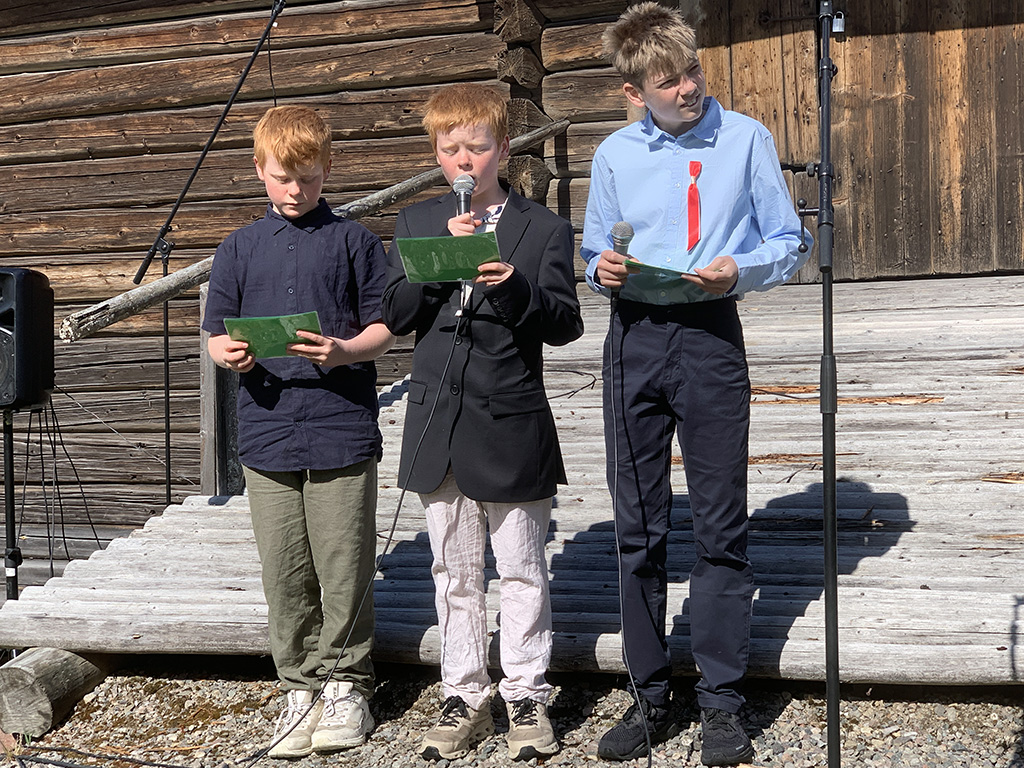 Avgangselever fra Eidskog Montessoriskole holdt talen for dagen.