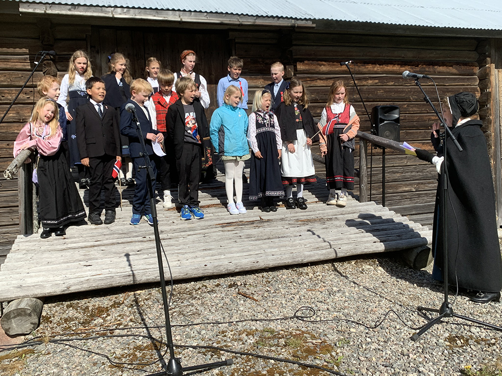 Elever fra Montessoriskolen sang vårsanger.