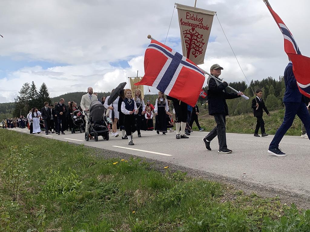 Flaggborg og fane i 17.mai-toget på Vestmarka.