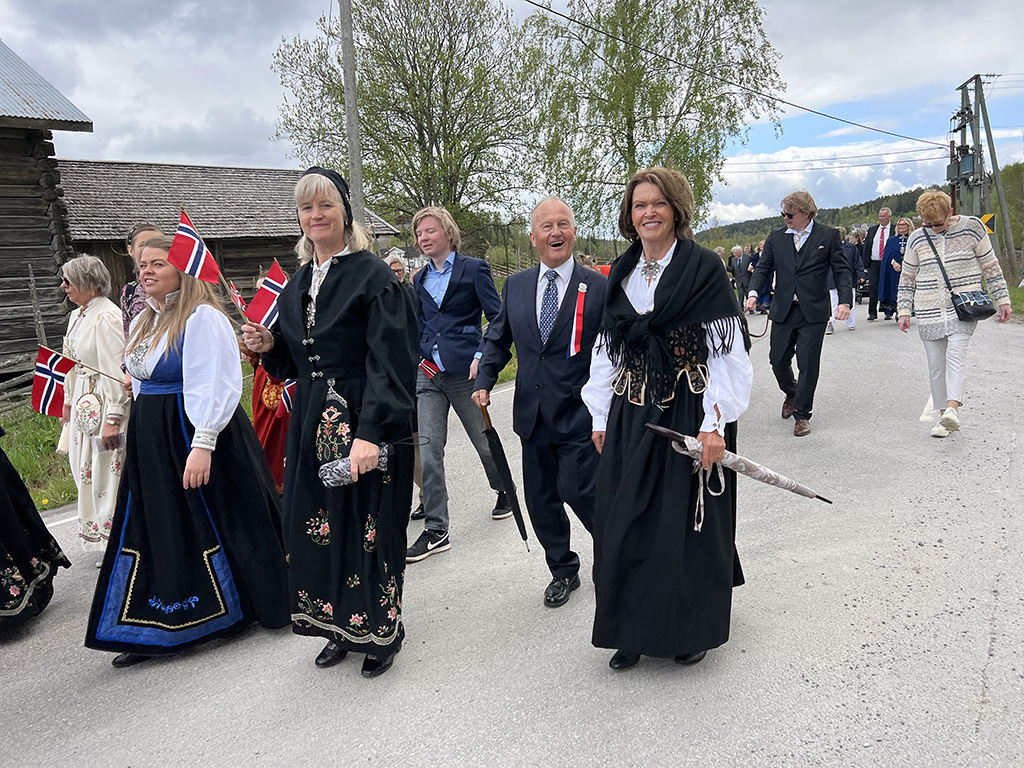 Folketoget går fra Almenninga til kirken på Vestmarka.
