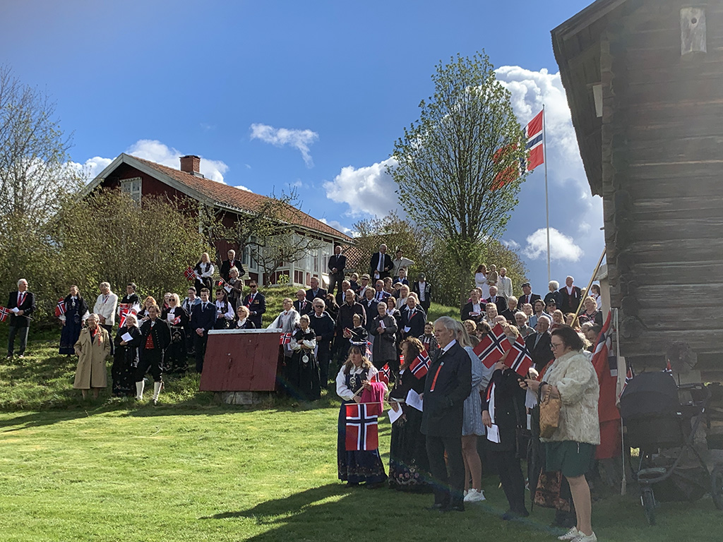 Samling på Eidskog bygdetun før avmarsj mot kirken.