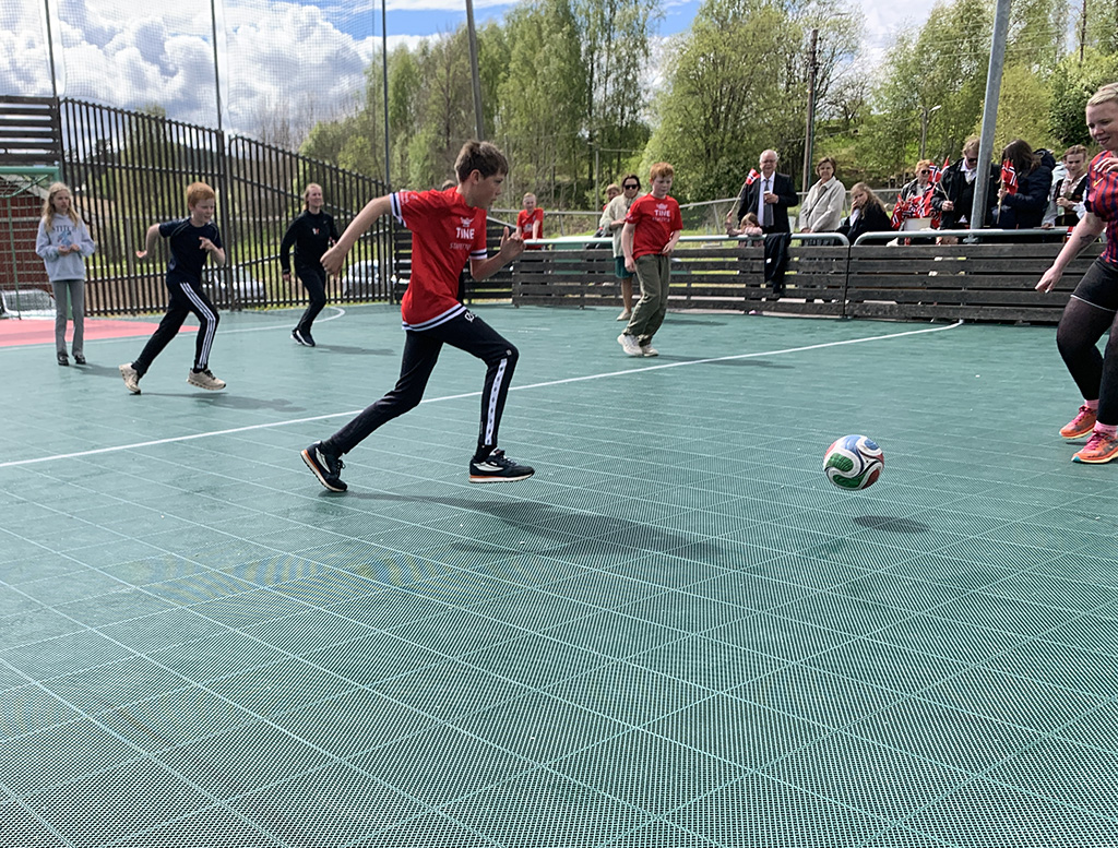 På skolen ble det spilt tradisjonell fotballkamp mellom elever og foreldre.
