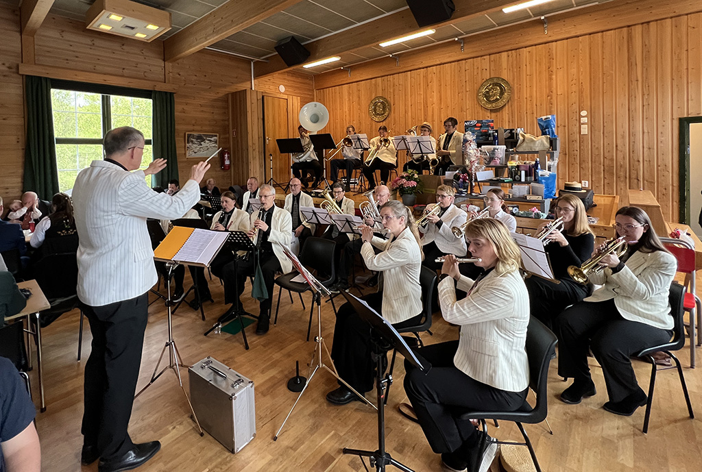 Vestmarka Hornorkester holdt konsert inne i samfunnshuset.