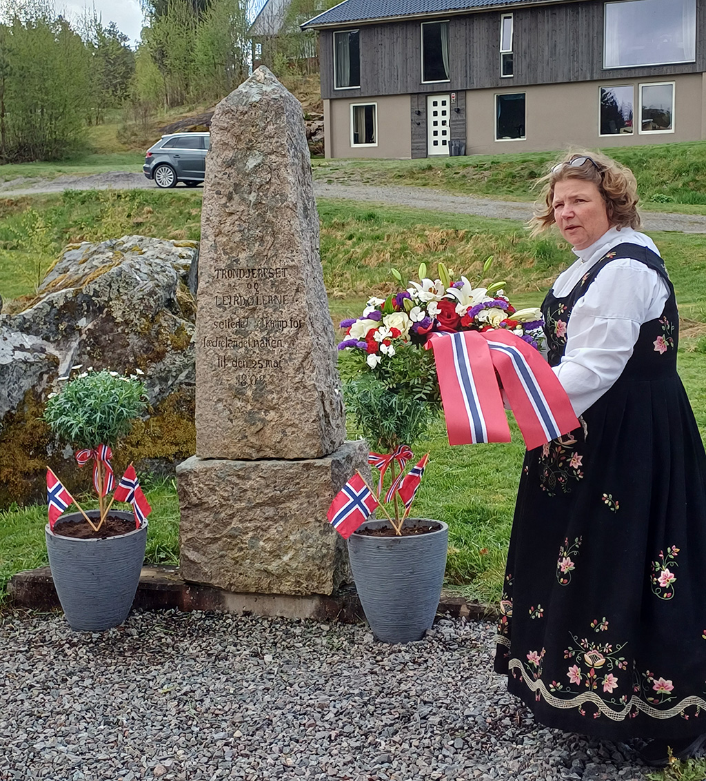 Nina Kisen, leder i Vestmarka vel stod for bekransningen av Jerpset bautaen.