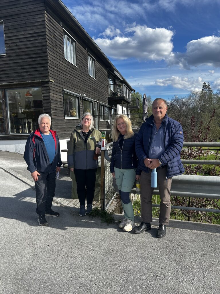 Kai Bergesen fra DNT Finnskogen og omegn (f.v.), Nina Hildre fra Kulturarv i Innlandet fylkeskommune, Lillan Støen og Holger Gustavsen fra Taternes landsforening.