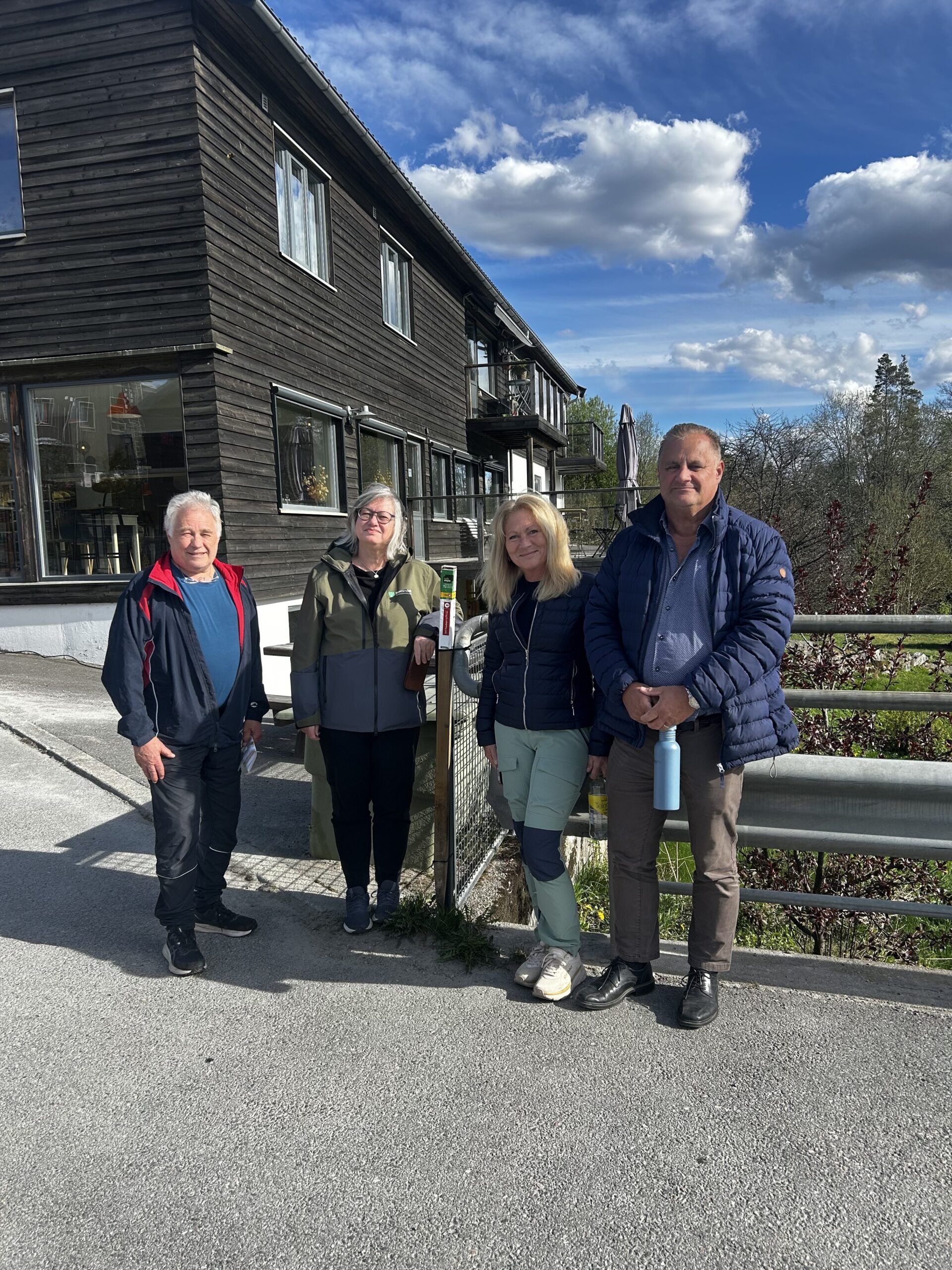 Kai Bergesen fra DNT Finnskogen og omegn (f.v.), Nina Hildre fra Kulturarv i Innlandet fylkeskommune, Lillan Støen og Holger Gustavsen fra Taternes landsforening.