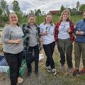 Gjengen fra Norsk Botanisk Forening og rektor Unni Frøjd-Nilsen (t.h.) har vært med elevene på Eidskog Montessoriskole å plante en ny blomstereng i skolegården.