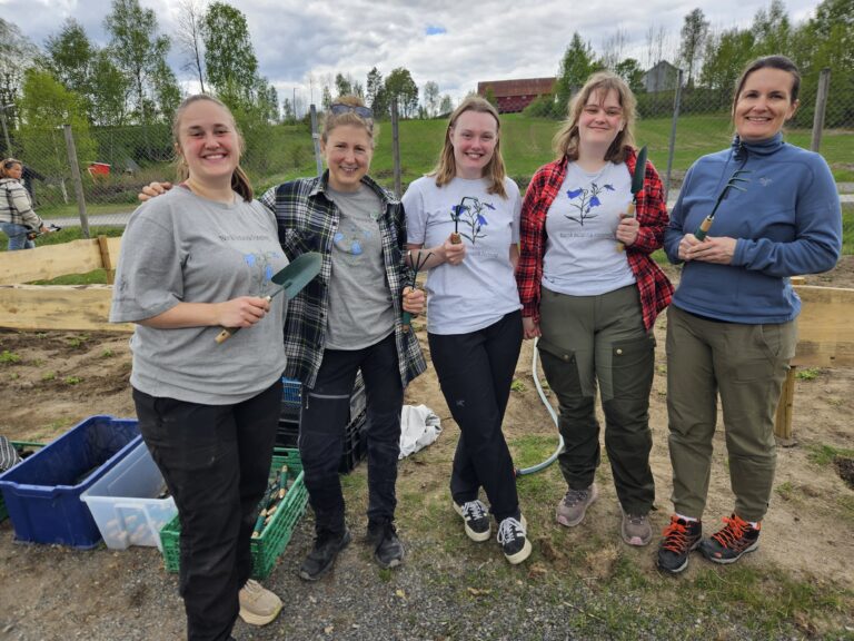 Gjengen fra Norsk Botanisk Forening og rektor Unni Frøjd-Nilsen (t.h.) har vært med elevene på Eidskog Montessoriskole å plante en ny blomstereng i skolegården.