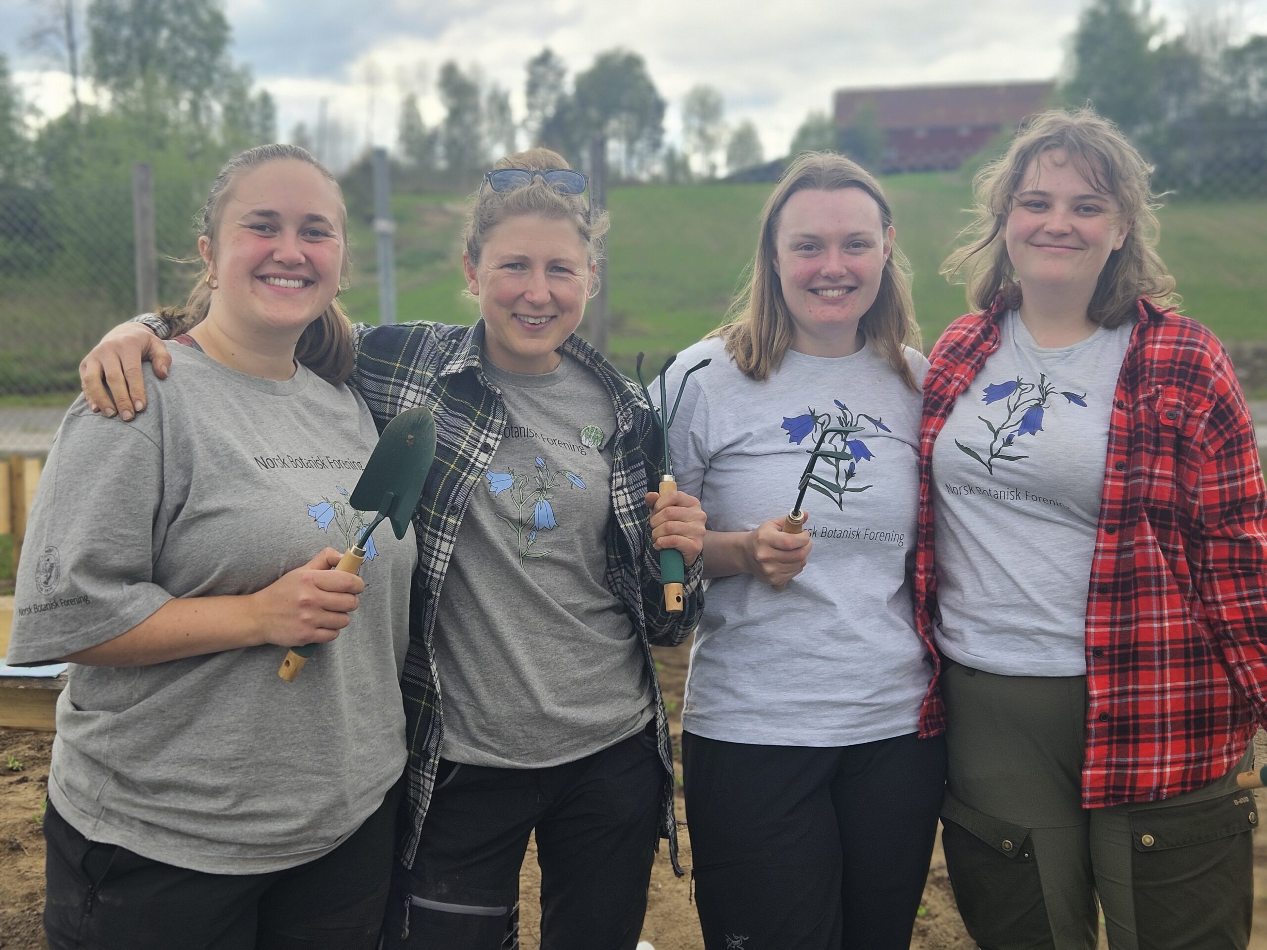 Åshild Fandango Kapperud (nr. 2 til venstre) og resten av gjengen fra Norsk Botanisk Forening er fornøyde med jobben som er gjort.