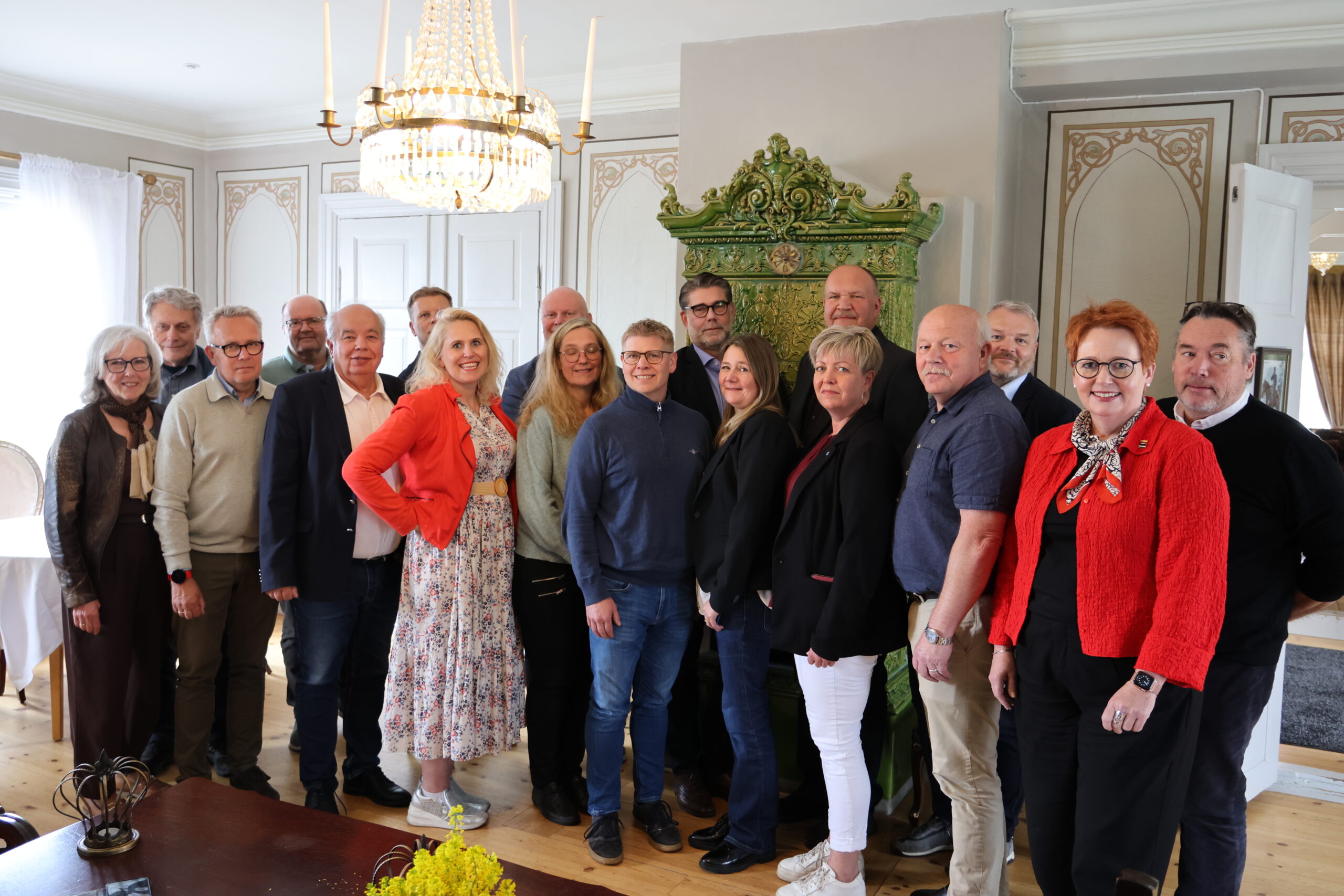 Både folkevalgte og kommunedirektører var tilstede på årsmøtet i ARKO der den strukturelle endringen ble vedtatt og signert.