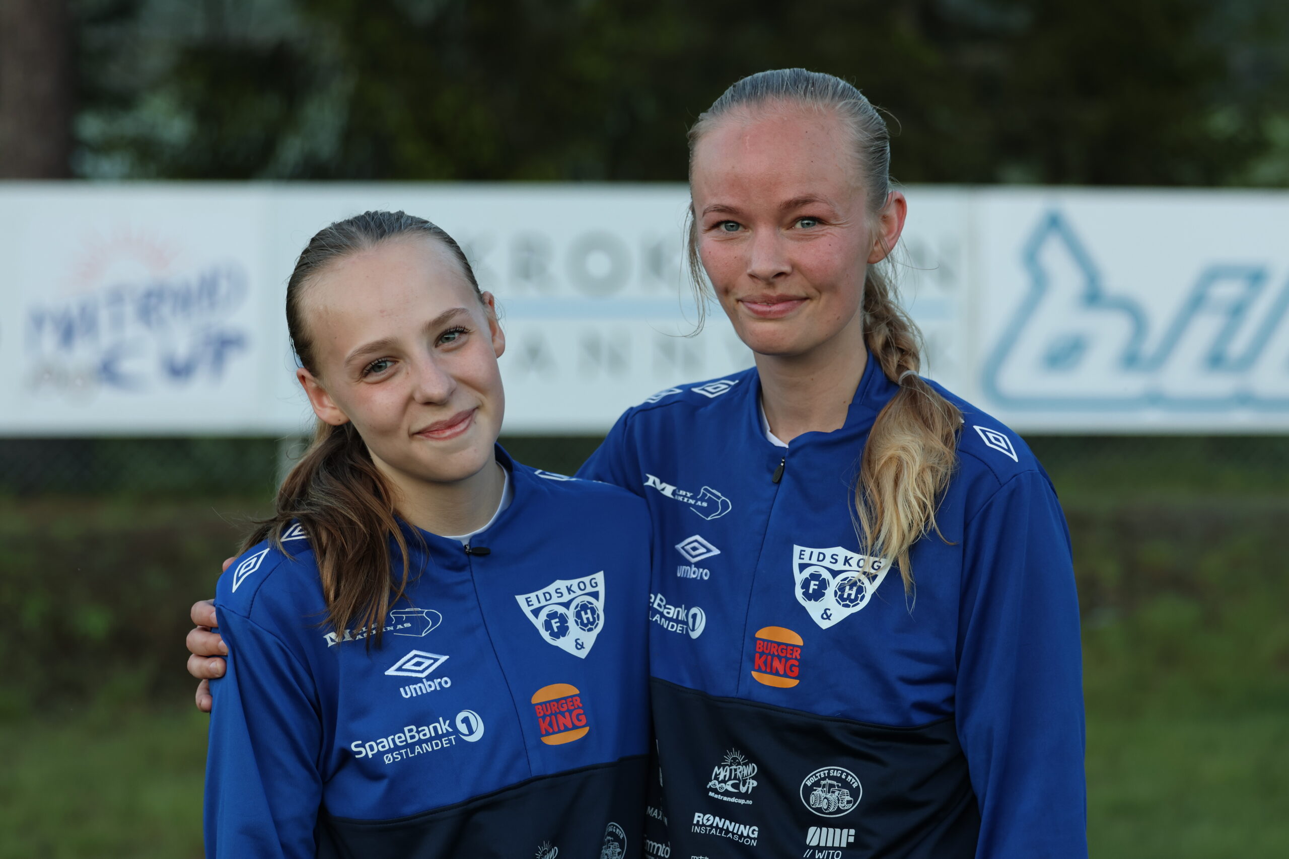 Live Lindkjølen (F.v.) og tante Anniken Nylend syntes det var stas å spille sammen i torsdagens hjemmekamp. Men resultatet var de ikke fornøyde med.