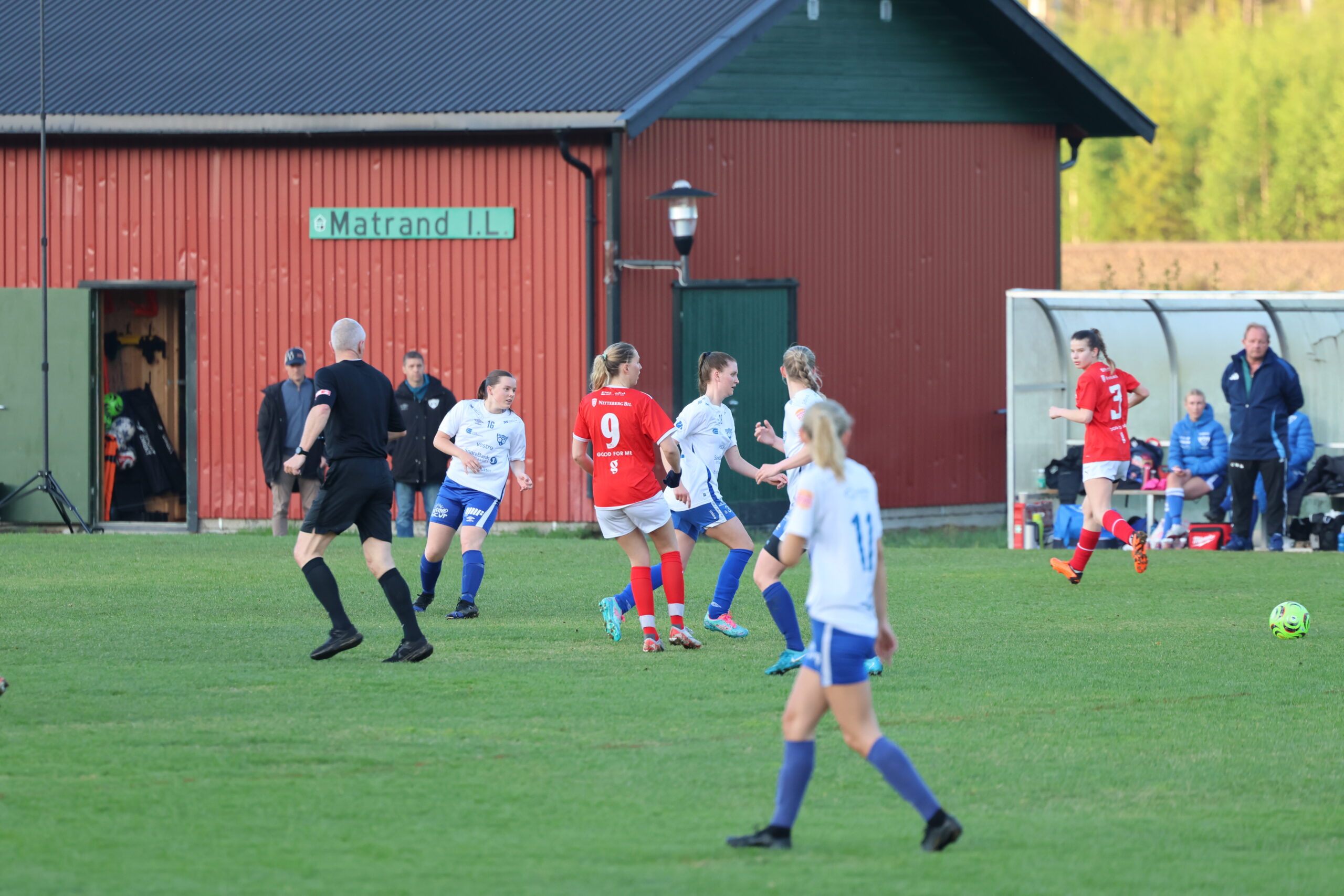 Mina Slartmann Bonnerud scorer Eidskog sitt eneste mål i kampen mot Åkrene. Målet kommer i det 35 minuttet.