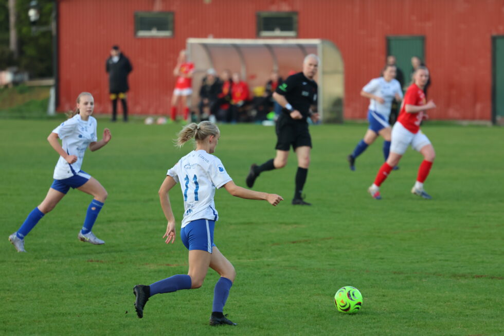 Live Lindkjølen( f.v.)syns det er moro å få hospitere på damelaget. Her sammen med Eidskogs spiller nummer 11. Hedvig Børrud Bonnerud. — Foto:Kai Roger Lindberget