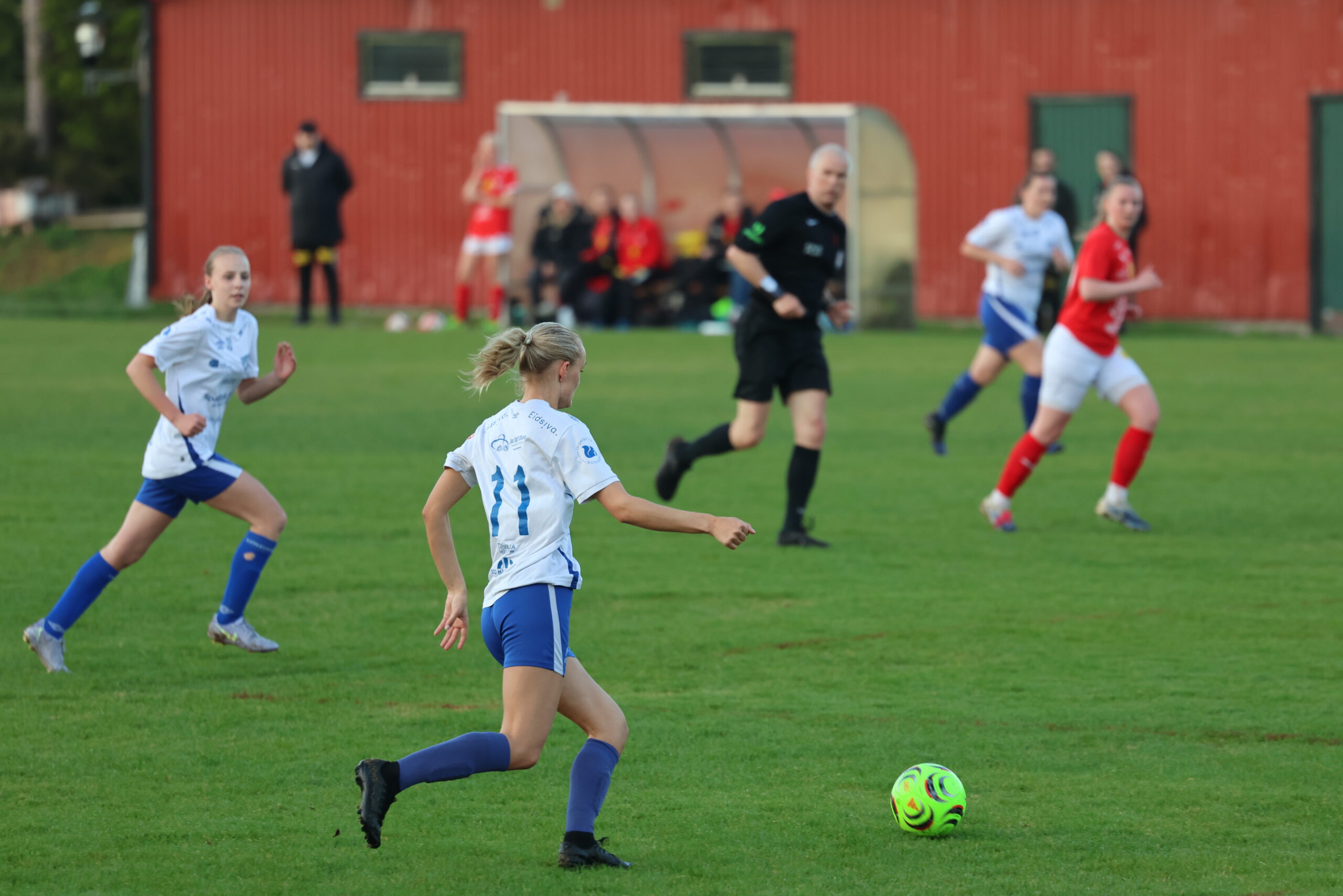 Live Lindkjølen( f.v.)syns det er moro å få hospitere på damelaget. Her sammen med Eidskogs spiller nummer 11. Hedvig Børrud Bonnerud. — Foto:Kai Roger Lindberget