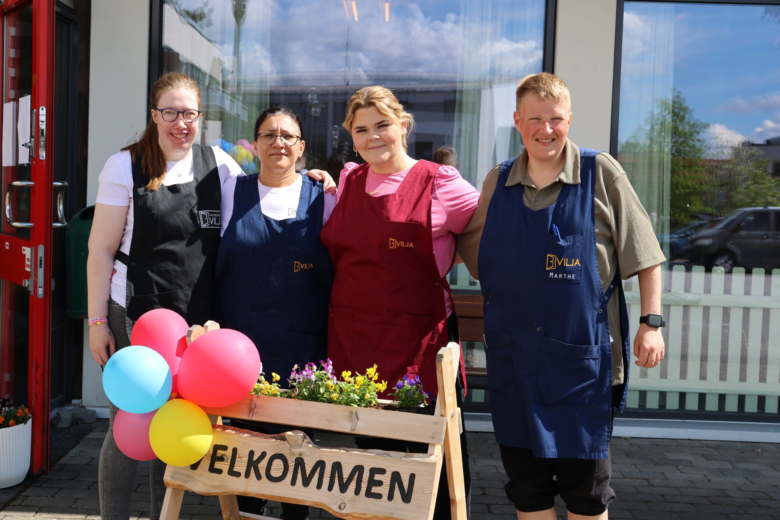 Karoline Melby (f.v.), Nasrin Damsaz, Victoria Wilsberg og Marthe Michaelsen som jobber i kantina på Eidskog rådhus kunne ikke delta i feiringen på Bergtun. Men hadde i stedet sin egen markering med ballonger og spesialtilbud på kaffe og kake til besøkende og ansatte i rådhuset.