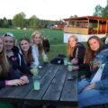 Eivil Müller, Helena Ås, TIlde Grundt, Ane Formo, Line Fagerli, Andrea Evensen Torsgård og Thea Fjeld nøt den fine kvelden i Skøttruparken. Tilde hadde invitert med seg russevenninnene fra skolen i Alvdal på fest i Eidskog.