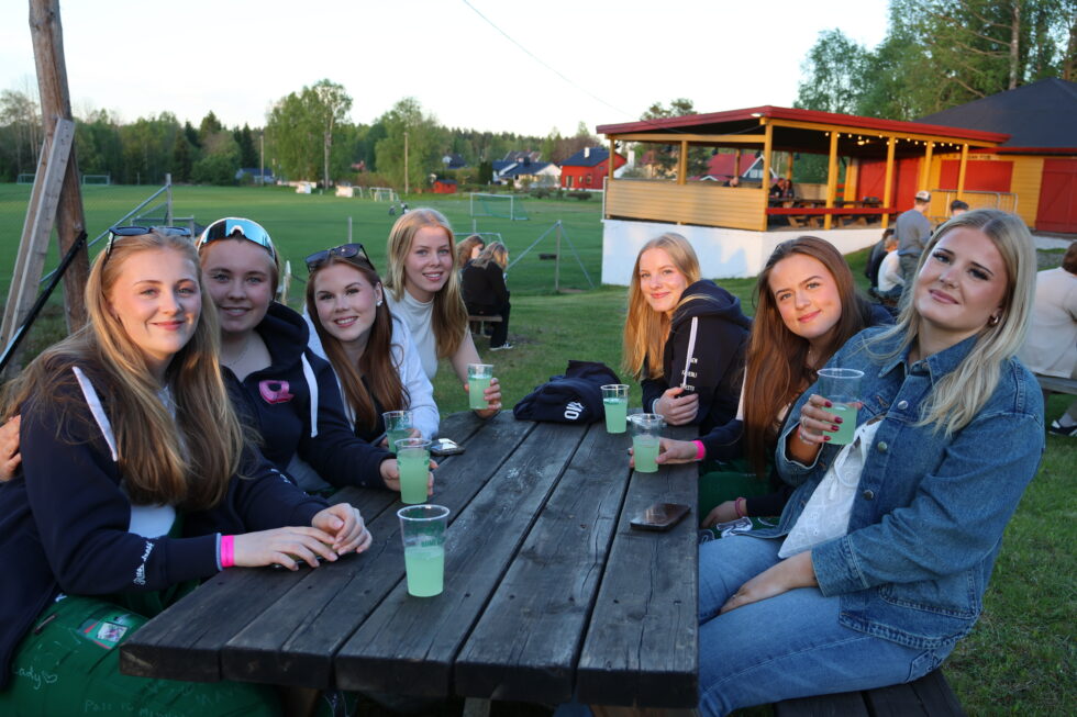 Eivil Müller, Helena Ås, TIlde Grundt, Ane Formo, Line Fagerli, Andrea Evensen Torsgård og Thea Fjeld nøt den fine kvelden i Skøttruparken. Tilde hadde invitert med seg russevenninnene fra skolen i Alvdal på fest i Eidskog.