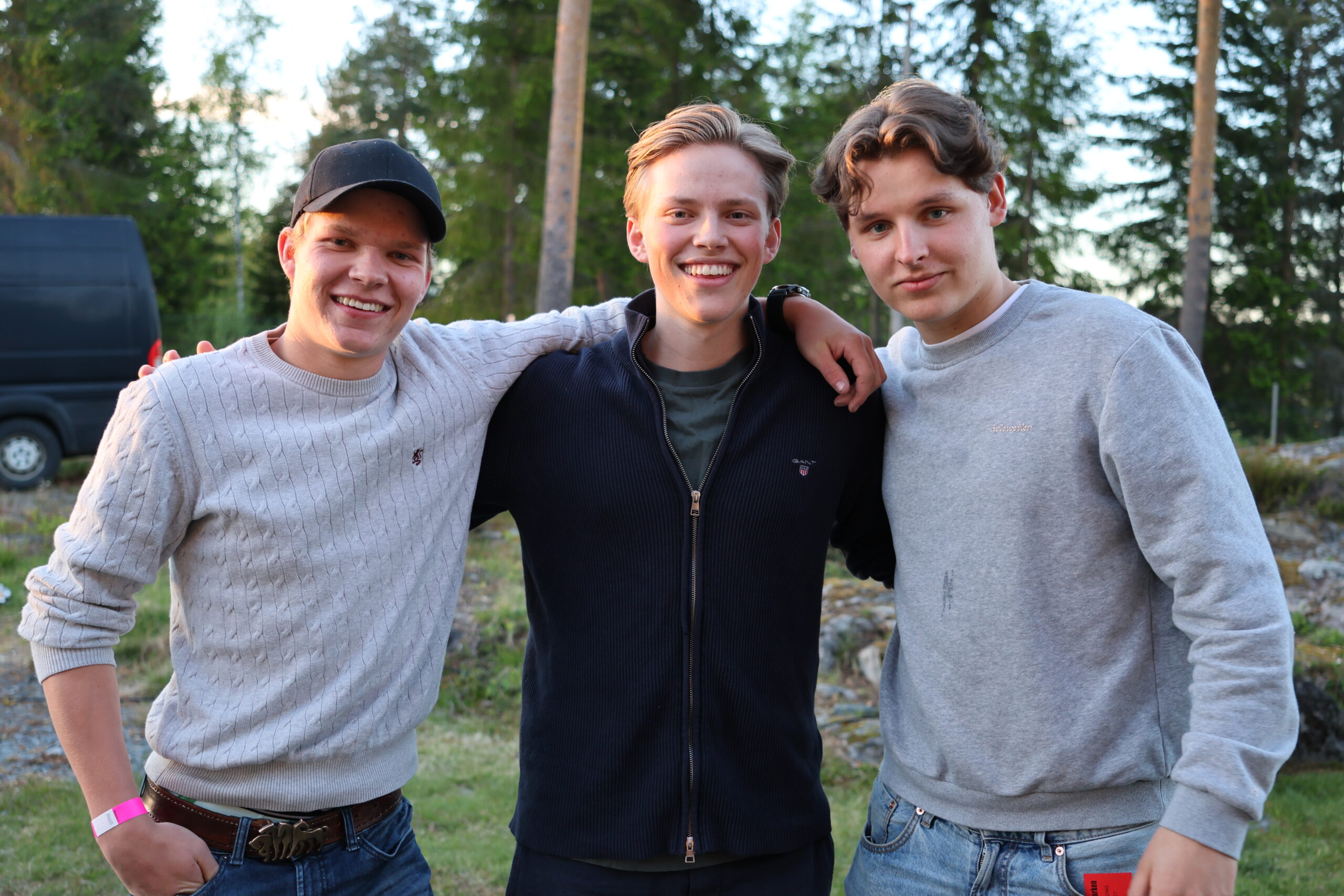 Jonas Haugland, Sindre Tronbøl og Jesper Repshus hygget seg i det fine vårværet.