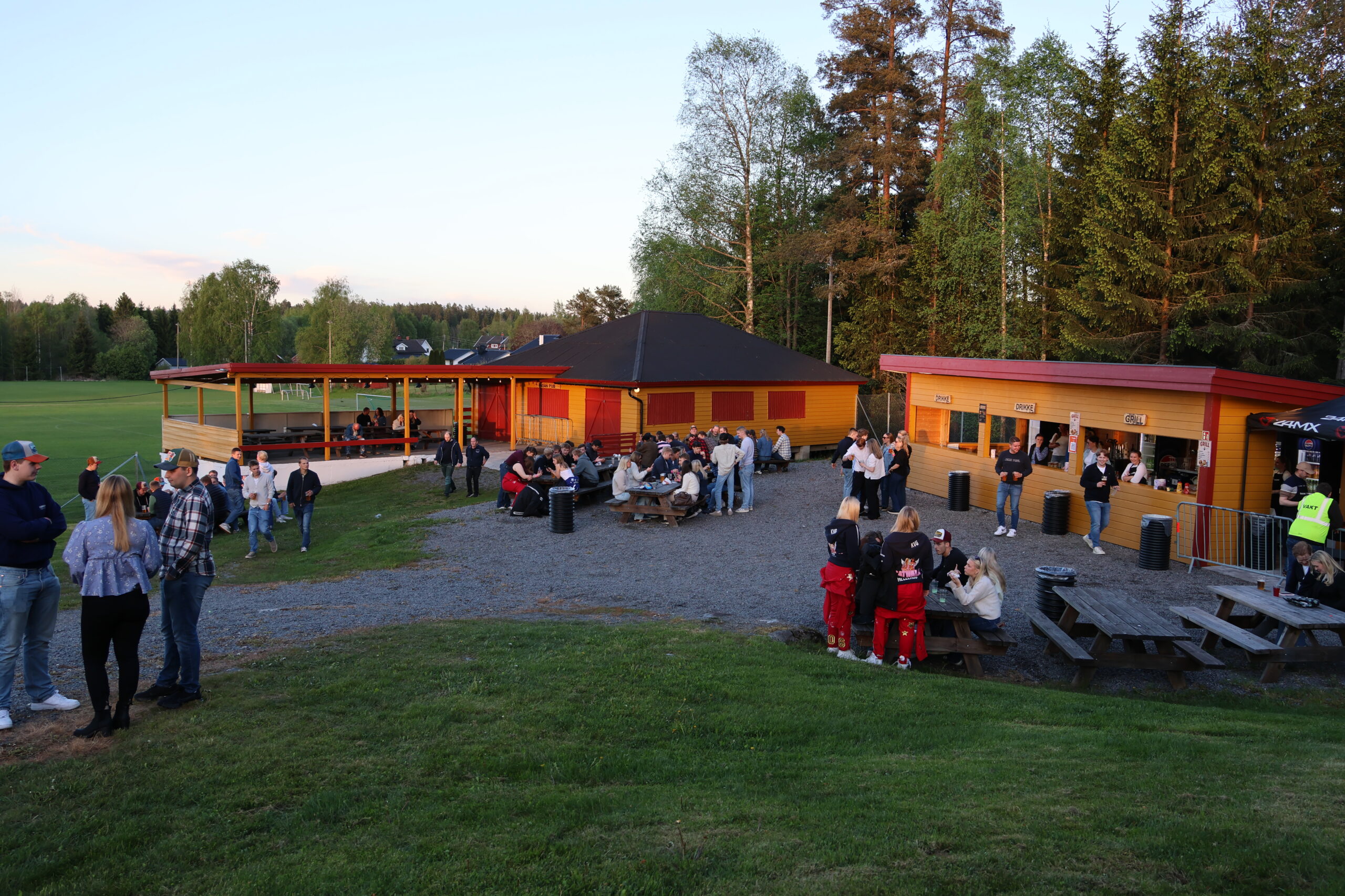 Det tok ikke mange minuttene etter at portene åpnet klokka 20 før det begynte å fylles opp med festglade folk i Skøttruparken lørdag kveld.
