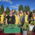 Bygdekvinnelaget står klare med plantene som ble auksjonert bort på onsdagens blomsterdag Fra venstre: Ingegierd Pramm Platek, Heidi Kolstad, May Britt Sørpebøl, Marianne Rundgren, Lena Kallander, Desiree Nordseth, Anita Kapstad og Eirin Østby. .